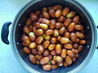 2、枣泥酱心金瓜球,馅料称好直接入蒸锅