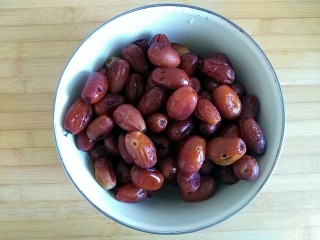 3、枣泥酱心金瓜球,蒸熟