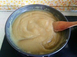 10、枣泥酱心金瓜球,入不粘锅小火慢慢熬（不断搅拌，不然糊掉就浪费了，这一步很关键）