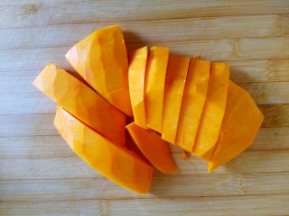 13、枣泥酱心金瓜球,切厚片