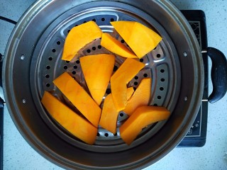 14、枣泥酱心金瓜球,去蒸锅蒸熟