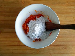 16、枣泥酱心金瓜球,加入糯米粉