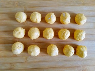 19、枣泥酱心金瓜球,均分15等份，大约每个25克（同时可以预热烤箱180度）