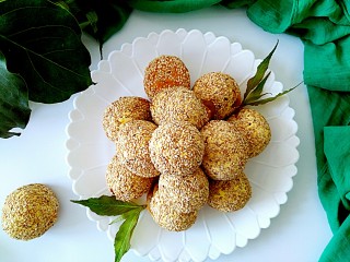 22、枣泥酱心金瓜球,烤好摆盘吧！（想要表皮软糯一些，趁热刷点清水或蜂蜜水）