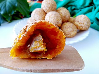 23、枣泥酱心金瓜球,甜甜糯糯的，不油腻，不喜欢油腻的就这样做吧！