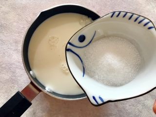 4、冬喝暖饮夏吃冰～暖冬系列之白薯可可热饮,加入细砂糖