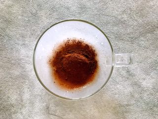 5、冬喝暖饮夏吃冰～暖冬系列之白薯可可热饮,杯子里加入2-3g可可粉，备用