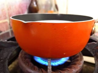 6、冬喝暖饮夏吃冰～暖冬系列之白薯可可热饮,奶锅搁置炉火上，小火煮开牛奶