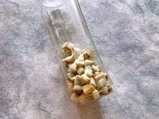 9、冬喝暖饮夏吃冰～暖冬系列之白薯可可热饮,将切好的白薯块放入料理杯