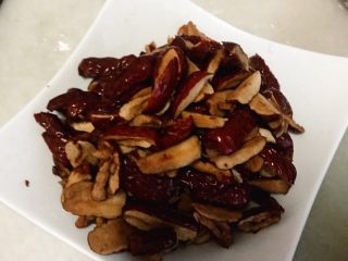 1、＃秋季要温补# 红糖姜枣膏,红枣洗净去核，切成瓣或丁。