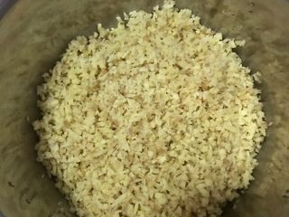 2、＃秋季要温补# 红糖姜枣膏,姜，洗净，切成姜末，在这里说一句，家里没料理机切碎是一样的。