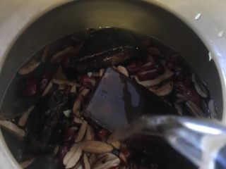 4、＃秋季要温补# 红糖姜枣膏,把所有材料放入砂锅中，加水，水没过材料就好，没砂锅普通锅也行，把油洗干净就好。
