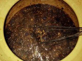 6、＃秋季要温补# 红糖姜枣膏,用勺子或者打蛋器不断的搅拌，我用的是打蛋器，嘻嘻，因为红枣是煮不烂的，在搅拌的过程中红枣就碎了，还有一个原因就是搅是为了让膏不断的蒸发水气，和防止粘锅，等到里面的水气蒸发完了，红糖姜枣膏就做好了。