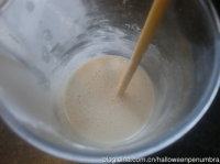 1、自制家庭版煎饼果子,准备好配料。面粉和水调成面浆备用