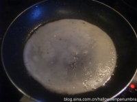 2、自制家庭版煎饼果子,平底锅刷一层底油。烧热后倒入薄薄一层面浆