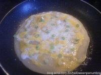 4、自制家庭版煎饼果子,撒上芝麻，葱花和一点点细盐