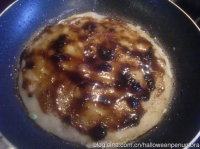 5、自制家庭版煎饼果子,翻面后刷上一层甜面酱和辣椒油