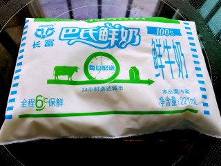 1、正宗双皮奶&蛋黄奶布丁,准备好鲜牛奶600克，我用过几个牌子的袋装鲜奶，都能形成奶皮。试过好几个品牌的盒装牛奶，大概脂肪含量不够，都无法形成奶皮。