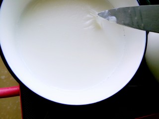 4、正宗双皮奶&蛋黄奶布丁,倒入碗中，冷却至室温，牛奶表面形成厚厚微黄的奶皮。