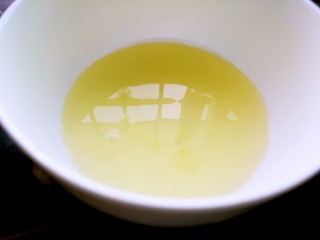 5、正宗双皮奶&蛋黄奶布丁,两个鸡蛋打开，分开蛋清，蛋黄，将蛋清搅拌打均匀。