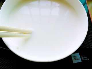 6、正宗双皮奶&蛋黄奶布丁,将奶皮轻轻用刀调起一角，在装蛋清的碗中放一双筷子，将牛奶沿着筷子倒出，切记有奶皮的那个碗里要就50ml牛奶，不然奶皮就贴在碗底了。