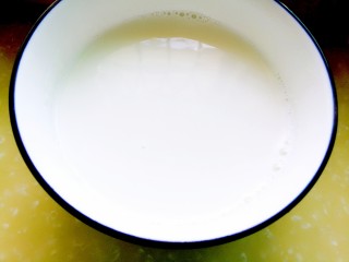 7、正宗双皮奶&蛋黄奶布丁,加入10克糖，将糖、牛奶和蛋清搅拌均匀，小心的挑开奶皮一角，将牛奶蛋清液缓慢注入奶皮下面。