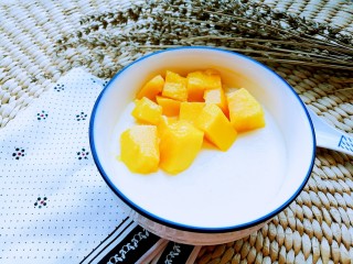 9、正宗双皮奶&蛋黄奶布丁,在面上放上芒果丁，芒果双皮奶就做好了。