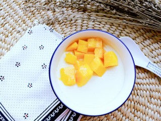 10、正宗双皮奶&蛋黄奶布丁,上面是微黄韧性的奶皮，下面是嫩得可以流动的蛋奶，舀一勺入口，奶香诱人鼻息，蛋奶嫩滑直接入喉，那叫一个美哦，怎么是那些简化版的牛奶炖蛋清可比。