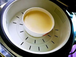 12、正宗双皮奶&蛋黄奶布丁,加入300ml牛奶和10克糖，搅拌均匀。