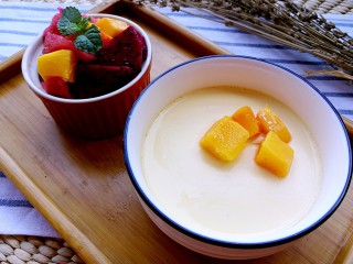 13、正宗双皮奶&蛋黄奶布丁,将锅中水烧开，放入蛋黄牛奶液，炖8分钟，即成。