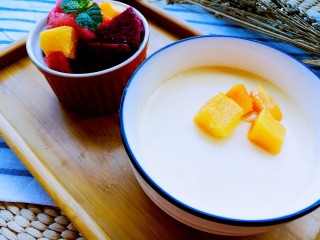 14、正宗双皮奶&蛋黄奶布丁,入冰箱冷却后，加上芒果丁，就是一碗可口又卖相极好的牛奶布丁。