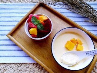 15、正宗双皮奶&蛋黄奶布丁,蛋奶布丁嫩滑诱人，制作还超级简单，孩子们的聚会，拿出来待客很有面子哦。