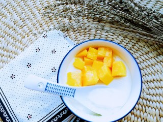 16、正宗双皮奶&蛋黄奶布丁,再来一碗嫩滑可口又独具特色的双皮奶，和孩子们一起度过美妙的假期午后吧。