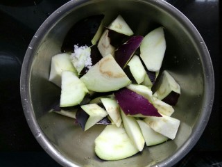 3、地三鲜,用清水洗一遍，以免氧化变黑，加一点盐腌一会儿