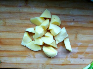 4、地三鲜,土豆切滚刀块