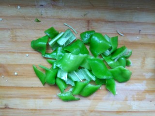 6、地三鲜,尖椒切斜片