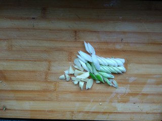 7、地三鲜,葱蒜切碎