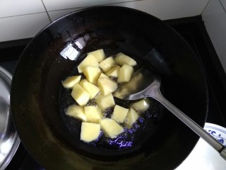 10、地三鲜,七成热，下入土豆煎炸