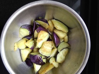 13、地三鲜,炸至茄子焦黄变软盛出待用