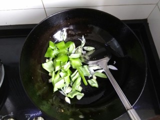 15、地三鲜,放入尖椒翻炒一会