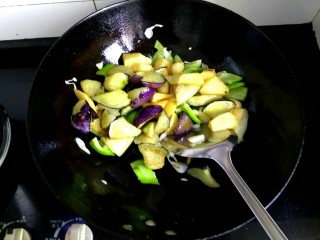 16、地三鲜,下入茄子土豆翻炒