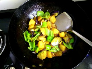 17、地三鲜,把混合好的芡汁倒入锅中，翻炒均匀，使蔬菜全部挂上芡汁即可关火