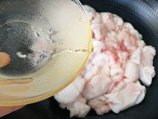 4、#蛋黄酥用油#熬猪油,加一小碗清水。