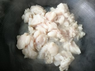 7、#蛋黄酥用油#熬猪油,待水烧开之后打开锅盖。