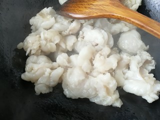 8、#蛋黄酥用油#熬猪油,用勺子翻炒一下，等待水烧干。