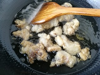 10、#蛋黄酥用油#熬猪油,在熬猪油的时候要用小火，用勺子不断将猪板油翻一番。