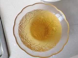 13、#蛋黄酥用油#熬猪油,过滤好的猪油颜色清亮，呈黄色半透明状态。