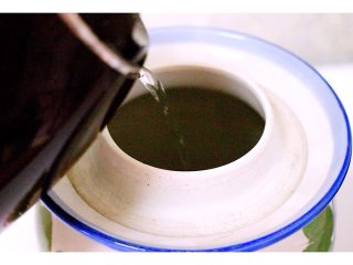 7、绿色美食+自制酸豆角,倒入烧开的热水、温度在70度左右、这样调料和盐都会融化很快、等到水温变凉的时候