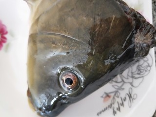 2、家常酸菜鱼,鱼头切下来，