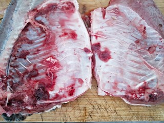 4、家常酸菜鱼,鱼身片成两片。